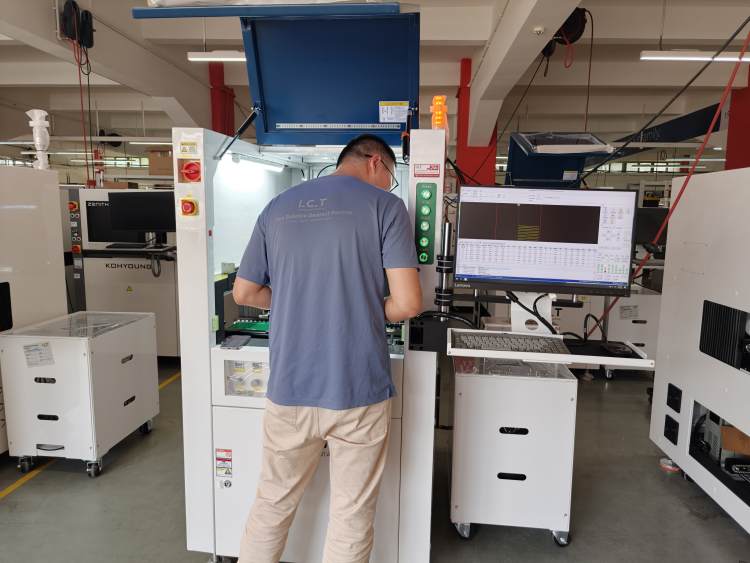 ICT inženjer dovršava testiranje prije isporuke za Conformal Coating Machine.jpg