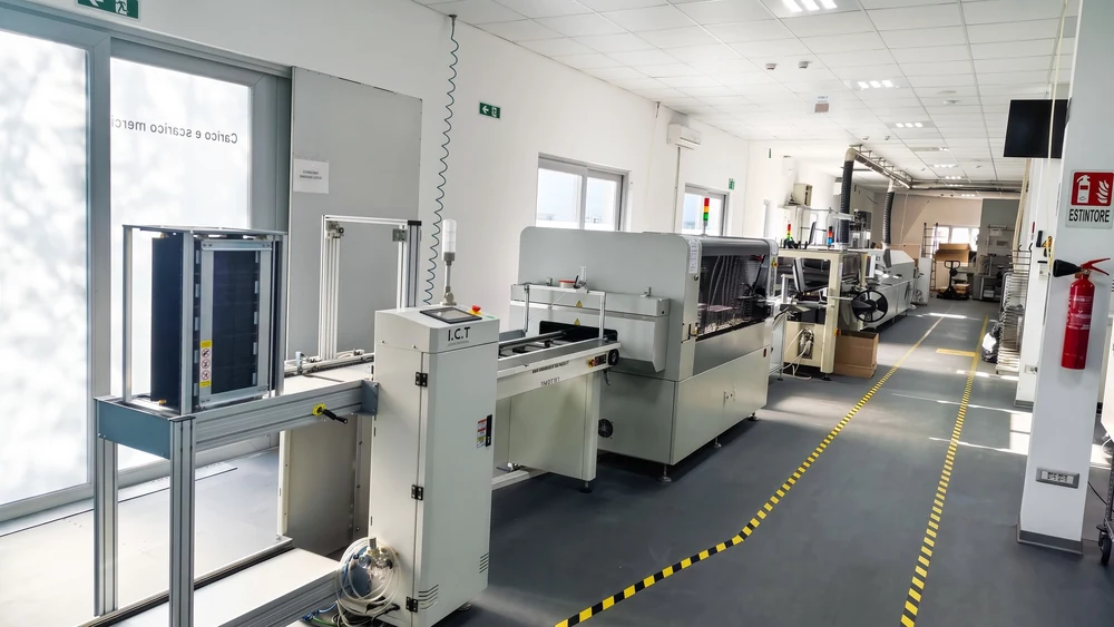 ICT fleksibilna LED traka SMT proizvodna linija i vakuumska reflow peć instalirana u tvornici korisnika u Italiji